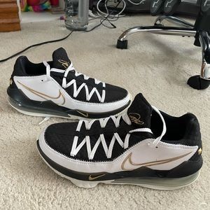 Nike Lebron 17s low, barely used and pretty good condition (not perfect)